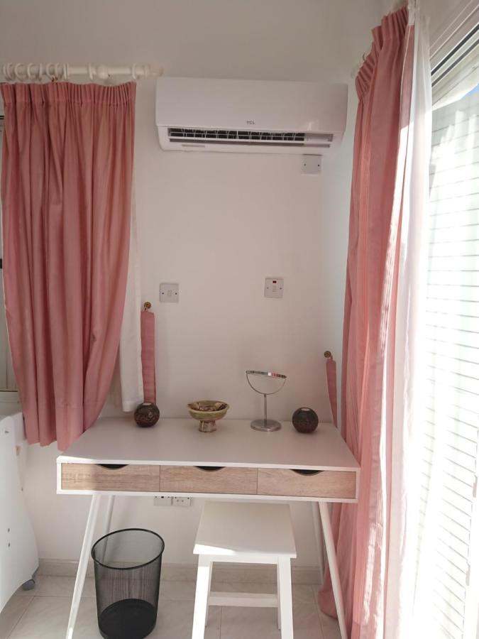 Peaceful Townhouse With Private Pool Near The Sea Apartamento Pafos Exterior foto